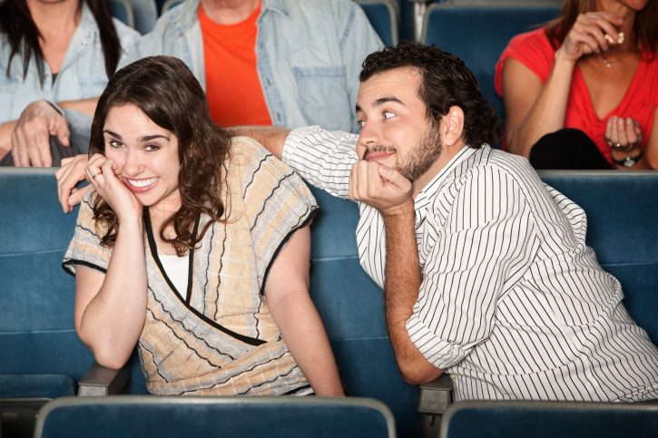Innamorarsi coppia al cinema