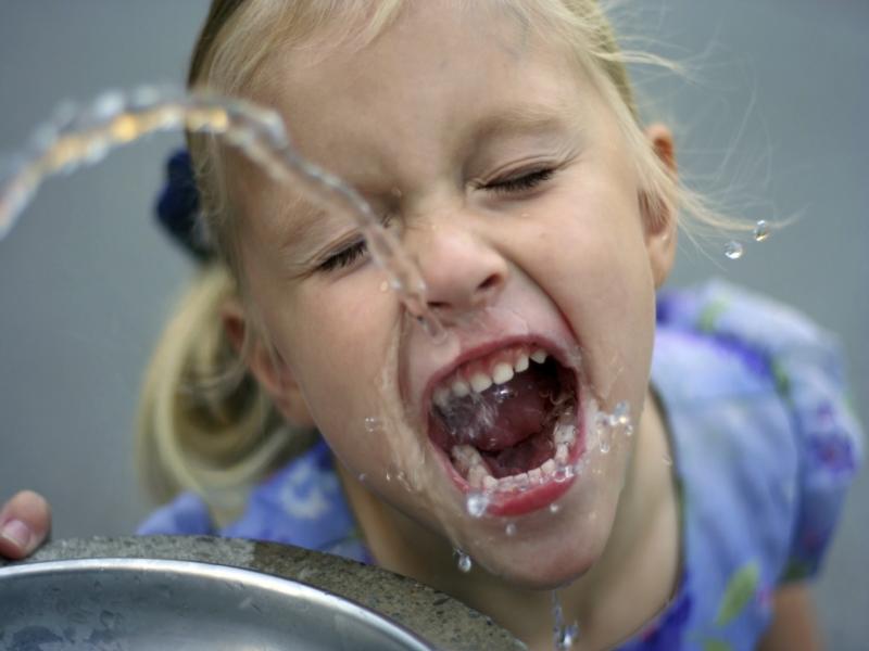 ragazza bevendo acqua