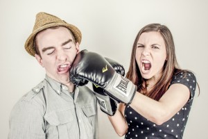 Ragazza colpisce alla faccia uomini buoni