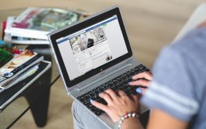 Ragazza cerca Facebook social network