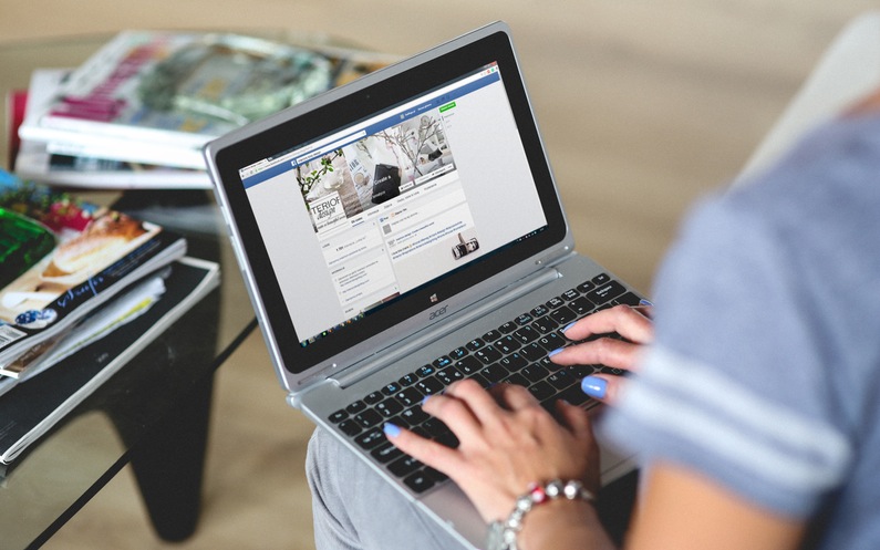 Ragazza cerca Facebook social network