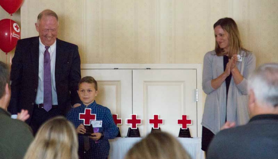 bambino riceve premio della croce rossa premio croce rossa