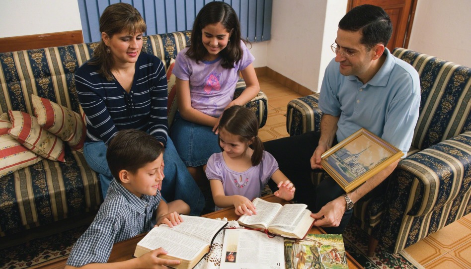 famiglia studia il vangelo Vangelo incentrato sulla casa - sviluppo personale