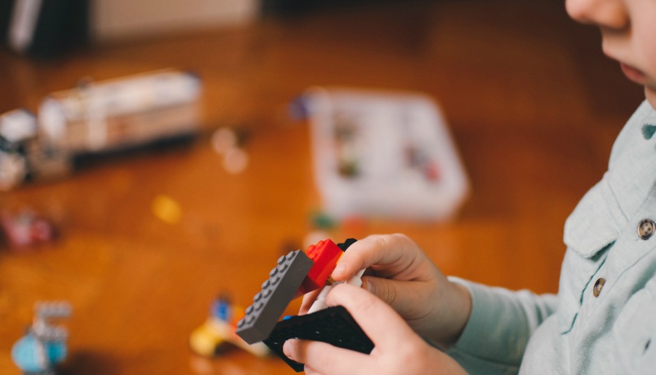 fare la mia parte bambino gioca con Lego