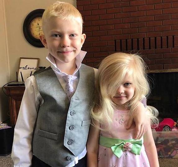 Un bambino di 6 anni ha salvato sua sorella dall’attacco di un cane