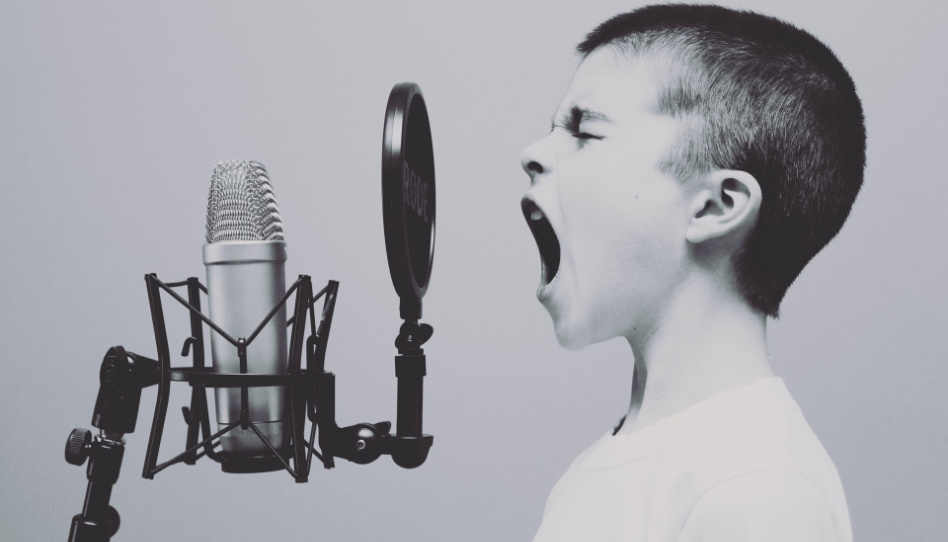 ragazzo grida al microfono È possibile dissentire mostrando reciproco rispetto