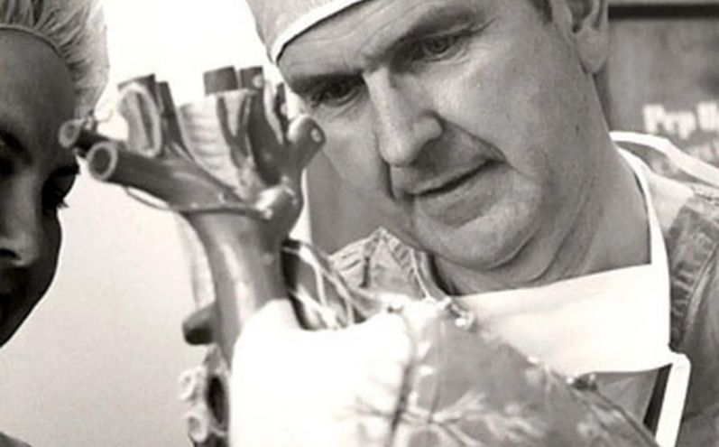 Il Dr. Russell M. Nelson spiega una procedura chirurgica ad un'infermiera.