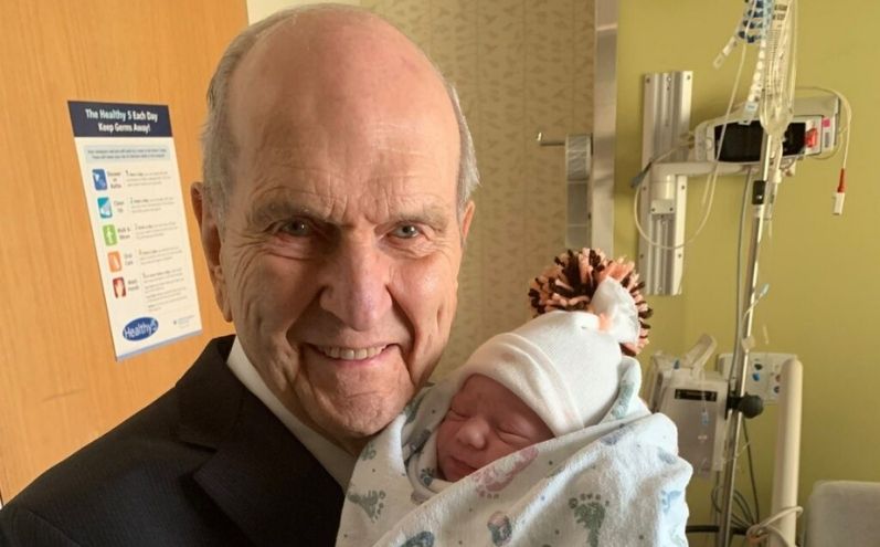 Presidente Russell M. Nelson con un nipote Presidente Russell M. Nelson con un nipote