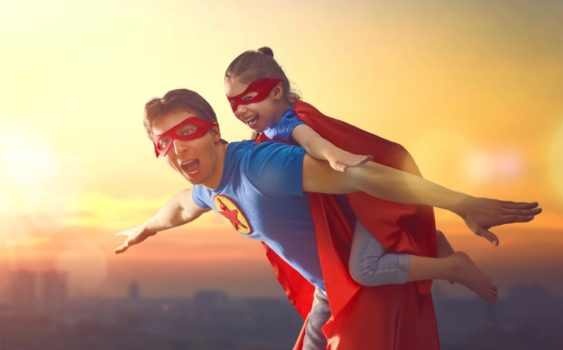superman con un bambino