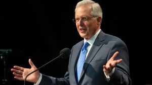 Il presidente Christofferson incoraggia i giovani a camminare con Cristo